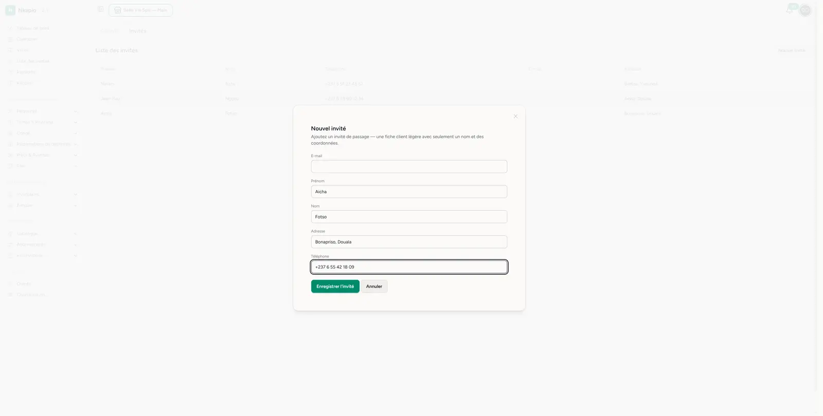Le formulaire de nouvel invité — nom et coordonnées